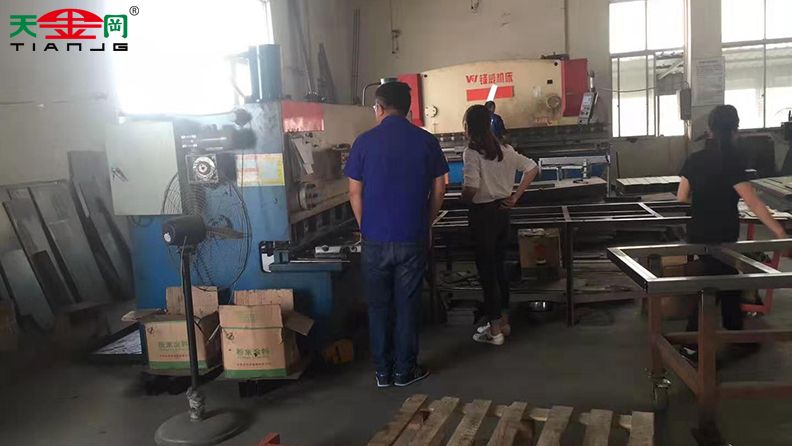 德資企業考察團隊走進工具柜廠家天金岡，實地參觀考察工廠！